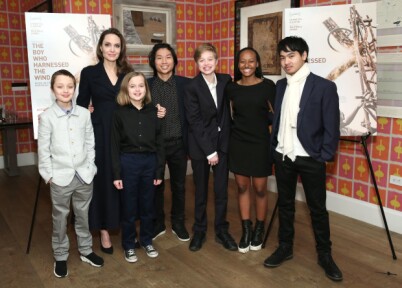 SEKS BARN: Angelina Jolie har sammen med eksmannen hele seks barn. Fra venstre ser du tvillingene Knox og Vivienne, Pax, Shiloh, Zahara, og Maddox. Foto: NTB Scanpix SEKS BARN: Angelina Jolie har sammen med eksmannen hele seks barn. Fra venstre ser du tvillingene Knox og Vivienne, Pax, Shiloh, Zahara, og Maddox. Foto: NTB Scanpix
